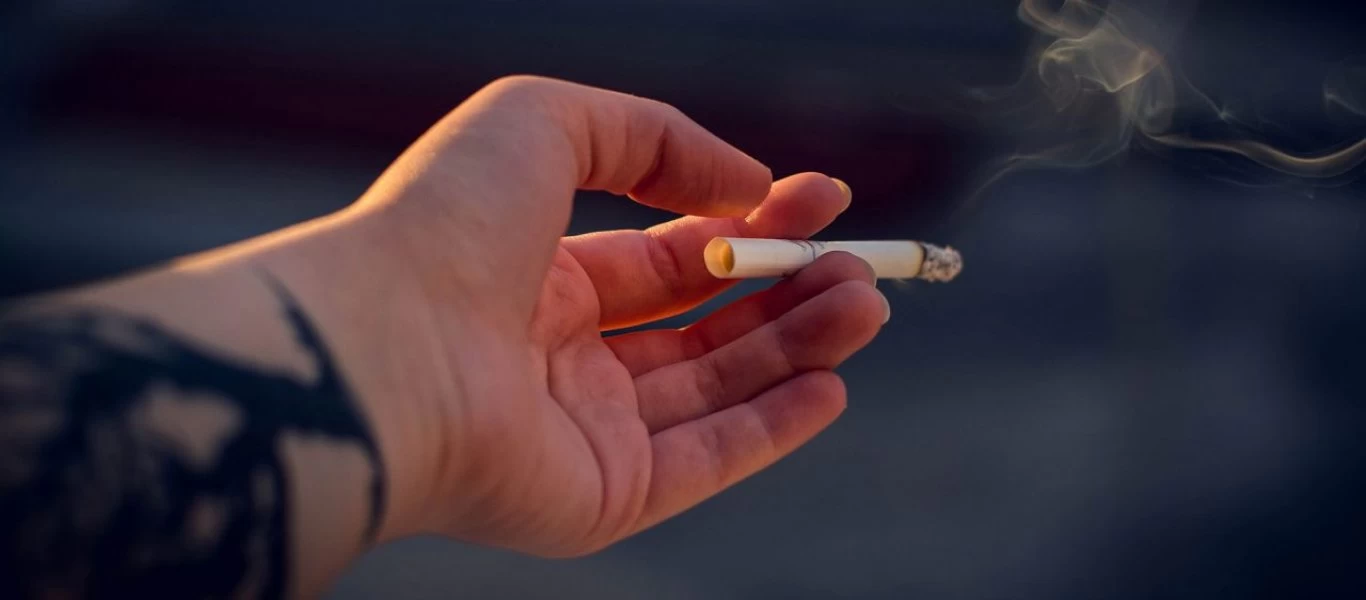 Νέα επιστημονική μελέτη: Η μοναξιά αυξάνει την πιθανότητα να καπνίζει κάποιος αλλά και τη δυσκολία να το κόψει
